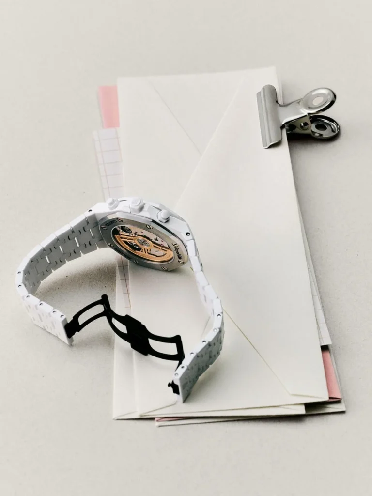Open bracelet and transparent caseback of Serena Williams’ white ceramic Royal Oak